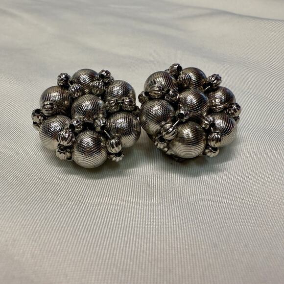 Vintage Silver Ball Cluster Clip Earrings Retro Textured Beads 60s Statement - Picture 1 of 5
